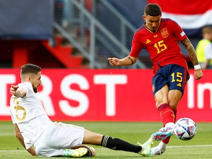 Yeremi Pino marca el primer gol de España ante Italia en la semifinal de la Liga de las Naciones este jueves en  Enschede, Países Bajos.