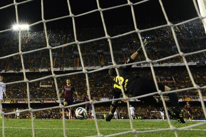 Angel Di Maria, que no aparece en la imagen, anota el primer gol del conjunto blanco.