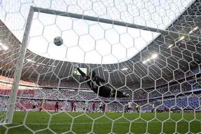 El balón lanzado por Frings entra por la escuadra de la portería costarricense, suponiendo el cuarto gol de Alemania.