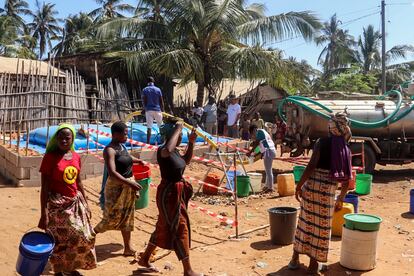 Los equipos de MSF transportan agua en camión hasta Pemba, en el barrio de Natiti, donde viven 10.000 personas y miles de desplazados internos han buscado refugio.