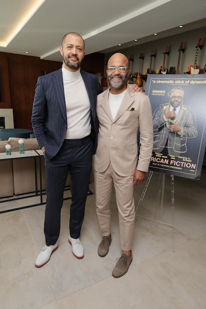 Jeffrey Wright (acompañado de Cord Jefferson) posa para la prensa el pasado enero con un traje color beige y camiseta blanca.