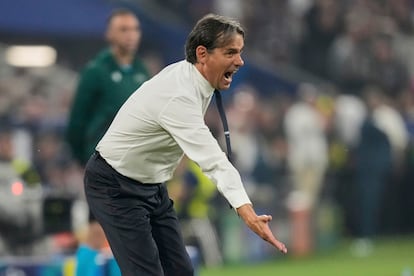 El entrenador del Inter de Milán, Simone Inzaghi, da instrucciones a sus jugadores durante el partido. 