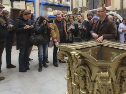 Uno de los capiteles del interior de Canalejas que OHL guarda en su almac&eacute;n de Azuqueca de Henares.