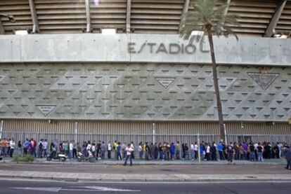Centenares de béticos aguardan fila en el Manuel Ruiz de Lopera.