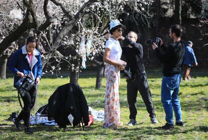 Estas fechas son perfectas para sacar a pasear las cámaras. En la imagen, un hombre aprovecha la floración de los almendros para realizar una sesión fotográfica.