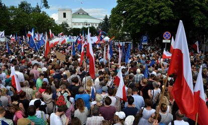 Manifestaci&oacute;n este domingo en Varsovia (Polonia) en contra la reforma de la justicia.