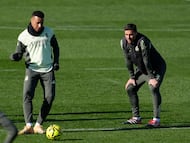 Xabi Alonso observa a Kylian Mbappé en el entrenamiento de este sábado en Valdebebas.