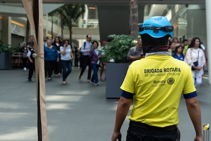 Brigadistas voluntarios dirigen a las personas en un centro comercial en Ciudad de México.
