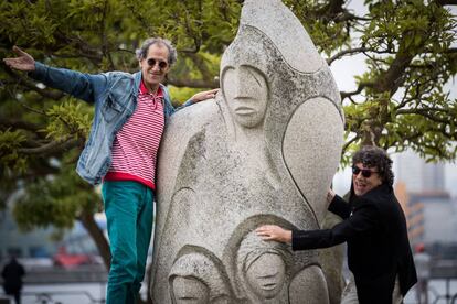 El escritor y periodista Antonio L&oacute;pez (a la izquierda) y su colega Joaqu&iacute;n Pedrido, en la estatua dedicada a Isabel Zendal en A Coru&ntilde;a