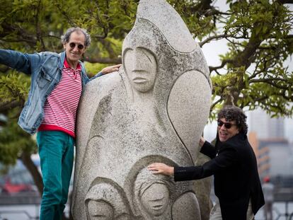 El escritor y periodista Antonio L&oacute;pez (a la izquierda) y su colega Joaqu&iacute;n Pedrido, en la estatua dedicada a Isabel Zendal en A Coru&ntilde;a
