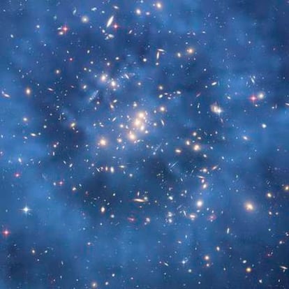 Imagen captada por el telescopio 'Hubble' que, según los expertos, muestra un anillo fantasmal que podría ser de materia oscura.