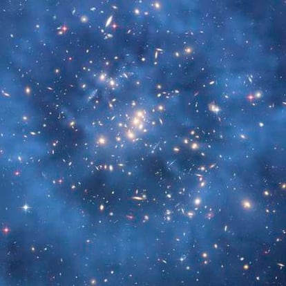 Imagen captada por el telescopio <i>Hubble</i> que según los expertos muestra un anillo fantasmal de materia oscura que prueba la existencia de esta sustancia invisible.