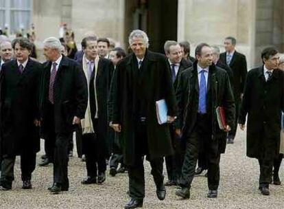 El primer ministro francés, Dominique de Villepin, con miembros de su Gobierno, se dirige ayer al Palacio del Elíseo para felicitar el año nuevo al presidente.