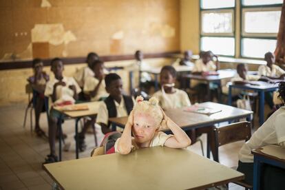 Aisha Darramé, de 9 años, en primer término, durante una clase de matemáticas. Situada en el barrio de Missira, esta es una de las 14 escuelas beneficiarias del Proyecto de Educación Inclusiva de Guinea Bissau (APPEHL) en la ciudad de Bissau, implementado por la ONG Humanidad e Inclusión y financiado por UNICEF, la Unión Europea y la Agencia Francesa para el Desarrollo.
