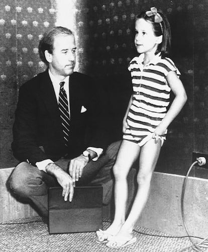 Ashley Biden, de seis años, hija del senador Joe Biden, hace campaña con su padre el 1 de agosto de 1987 en Des Moines, Iowa.  