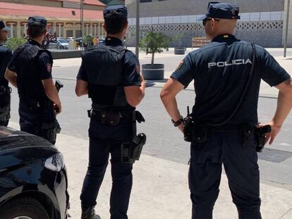 Efectivos de la Policía Nacional en Málaga en una imagen de archivo. 