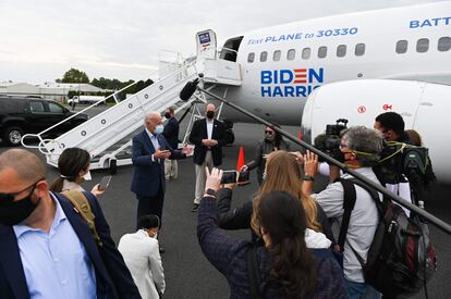 El candidato demócrata a la Casa Blanca, Joe Biden, atiende a los medios en el aeropuerto de Wilmington (Delaware) el sábado.