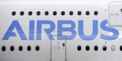 Logotipo de la empresa Airbus en un avi&oacute;n.