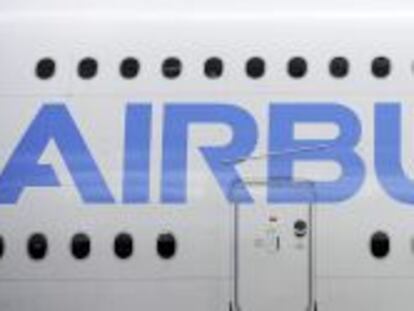 Logotipo de la empresa Airbus en un avi&oacute;n.