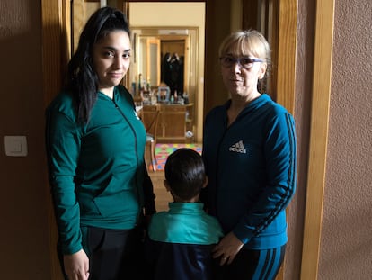 Mireia, junto a su hijo de cinco años y su madre, la semana pasada en su vivienda de Leganés (Madrid).