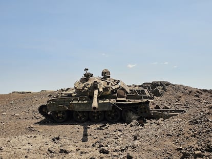Un tanque sirio dañado tras un ataque de Israel, en la zona de Yarmuk (Siria), el 4 de junio. 
