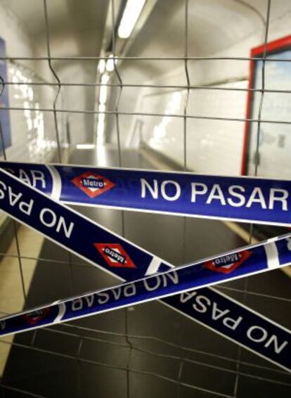 Una valla impide el paso en la estación de Bilbao.