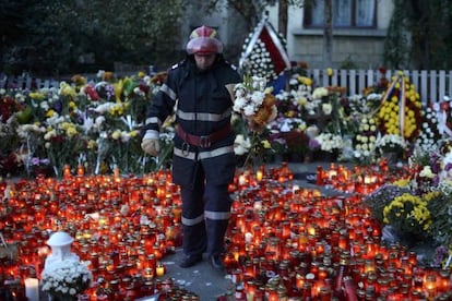 Un bombero deposita flores en la entrada del club incendiado en Bucarest, el domingo.