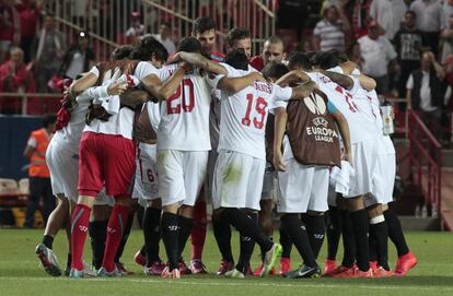 Los jugadores del Sevilla celebran su pase a la final de la Liga Europa.