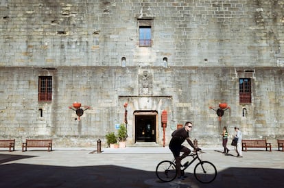 Al pintoresco casco antiguo, laberíntico y amurallado, de Villa Magalean. Una excepcional villa de estilo neovasco construida en los años cincuenta al pie del casco histórico de Hondarribia acoge este pequeño hotel-boutique que es ideal para una escapada romántica. No solo dispone de ocho exquisitas habitaciones dobles, sino que cuenta también con un afamado restaurante, una vinoteca y un relajante spa abierto al público, donde disfrutar de un hammam y abandonarse a masajes y otros tratamientos de belleza a orillas del Cantábrico. <br><br> <i>A 25 minutos en coche o 48 en tren desde San Sebastián,</i>