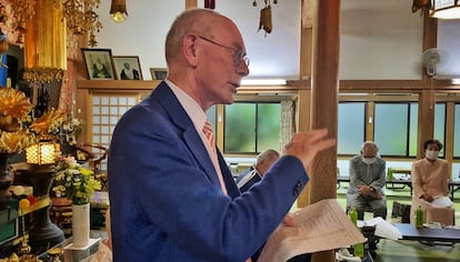 Van Rompuy leyendo sus poesías en Onjuku. 