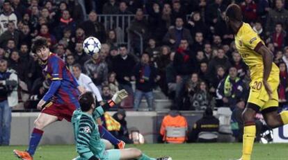 Messi sortea la salida de Almunia picando el balón por encima de él para rematar después en el primer gol del partido.