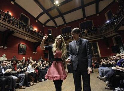 La cantante pide que la educación sea universal en un discurso en la prestigiosa Universidad inglesa