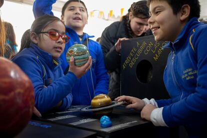 Niños en una actividad escolar en Santiago de Chile.