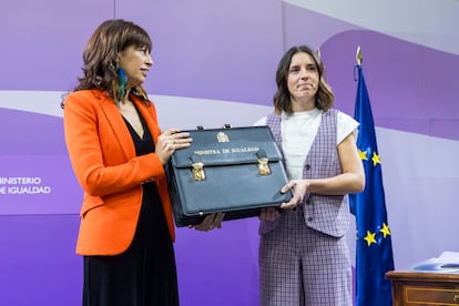 Irene Montero entrega la cartera del Ministerio de Igualdad a Ana Redondo, su sucesora en el cargo, el pasado 21 de noviembre.