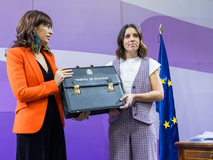 Irene Montero entrega la cartera del Ministerio de Igualdad a Ana Redondo, su sucesora en el cargo, el pasado 21 de noviembre.