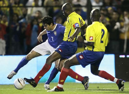 Kaká trata de marcharse de dos rivales colombianos