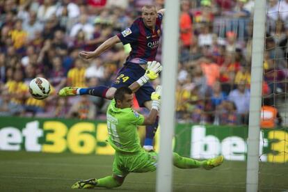 Mathieu tira a puerta en el partido contra el Granada.