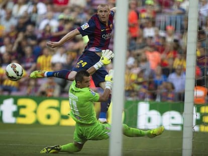 Mathieu tira a puerta en el partido contra el Granada. 