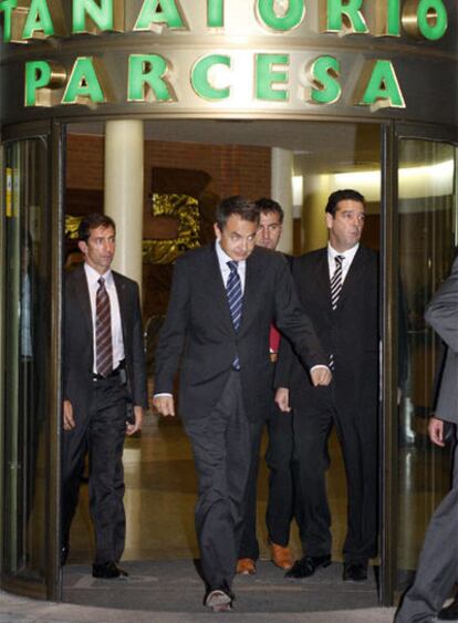 El presidente Zapatero, a la salida del tanatorio.