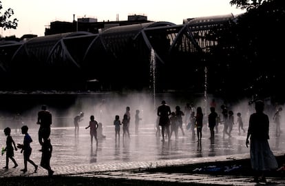 Numerosas personas abarrotan las fuentes de Madrid Río, este martes.