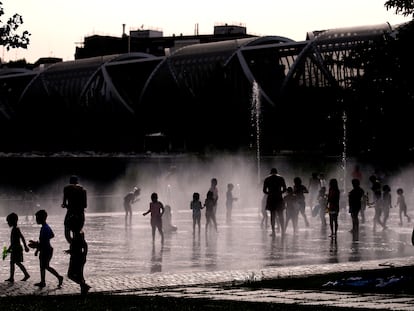 Numerosas personas abarrotan las fuentes de Madrid Río, este martes.