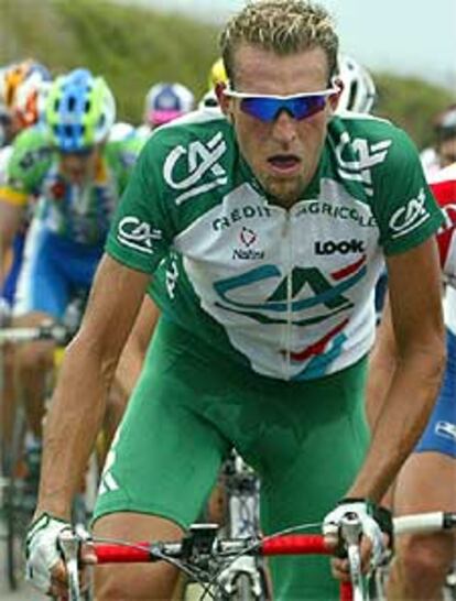 Andréi Kivilev, en una etapa del Tour de 2002.