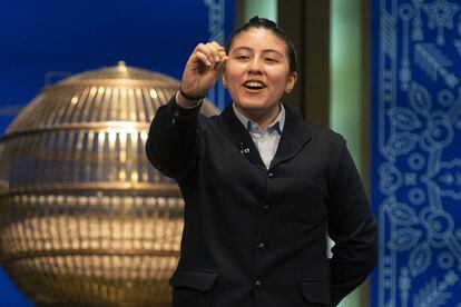 Una niña de San Ildefonso canta El Gordo, este miércoles. Además de las 129 series repartidas en Atocha, los décimos del Gordo han sido adquiridos en el centro comercial El Mirador, en Las Palmas de Gran Canaria (40 series); y Santoña (Cantabria), Ayamonte (Huelva) y la administración de la madrileña calle de Toledo número 143, cada una con un billete.