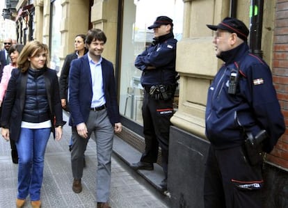 La vicepresidenta del Gobierno, Soraya Sáenz de Santamaría, junto al candidato del PP a diputado general de Bizkaia, Javier Ruiz (i), pasean por las calles de Bilbao.