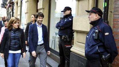 La vicepresidenta del Gobierno, Soraya Sáenz de Santamaría, junto al candidato del PP a diputado general de Bizkaia, Javier Ruiz (i), pasean por las calles de Bilbao.