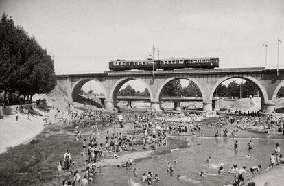 Tarde de baños en el Manzanares. Al fondo, el Puente de los Franceses. Verano de 1946 (Archivo Regional de la Comunidad de Madrid/ Fondo Martín Santos Yubero).