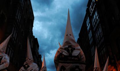 Penitentes toman parte de una profesión en Bilbao, el Lunes Santo.