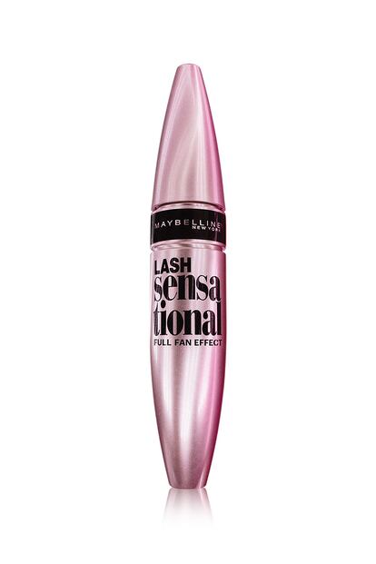 Otra de las favoritas de Lobato es Lash Sensational de Maybelline. "Tiene buena relación calidad-precio. Contando con que la máscara de pestañas caduca a los 6 meses, es una buena opción para ir renovándola cada vez que pase ese tiempo. Es preferible renovarla a los 6 meses que guardar una más cara durante dos años, por tema de higiene y salud ocular. Recomendaría la normal para uso diario y la waterproof para eventos o bodas".