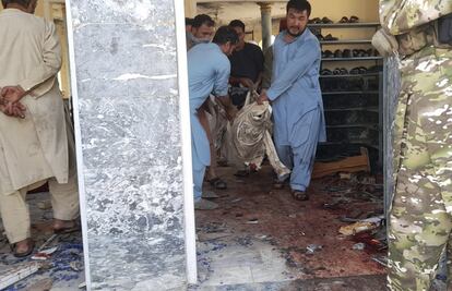 El atentado tiene lugar después de que al menos dos personas falleciesen en una explosión ocurrida el pasado domingo cerca de la entrada de una mezquita en Kabul, donde se estaba celebrando una ceremonia fúnebre por la muerte de la madre del principal portavoz de los talibanes, Zabihullah Mujahid. En la imagen, traslado de un herido en la explosión.