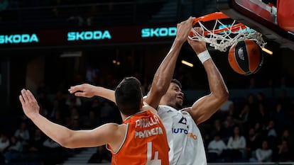 Walter Tavares (d) y Jaime Pradilla en acción durante el encuentro entre el Real Madrid y el Valencia Basket.